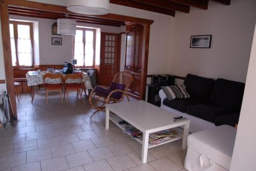 un salon avec un canapé et une table dans l'établissement La Ferme Du Tôt, à Barneville-Carteret