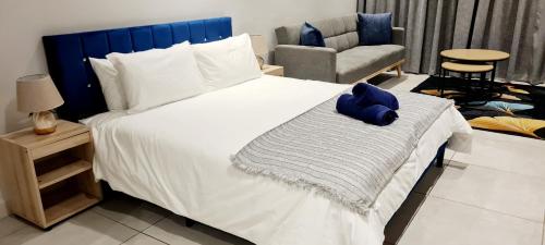 Postel nebo postele na pokoji v ubytování Zimbali Lakes Boulevard Suites 241