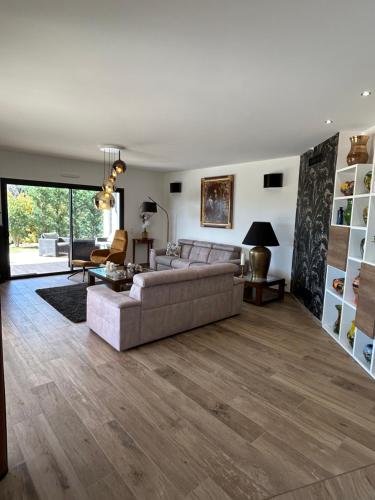 un salon avec un canapé et une table dans l'établissement Petit Paradis, à Roquefort-les-Pins