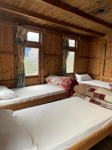 Postel nebo postele na pokoji v ubytování Himalayan Hotel and Restaurant