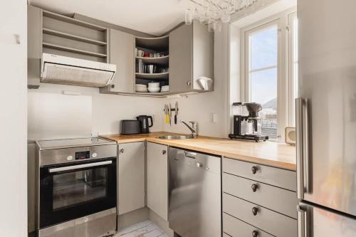 Dapur atau dapur kecil di Fairytale Surroundings I 450m to the Train Station