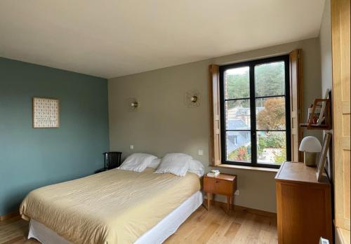une chambre avec un grand lit et une fenêtre dans l'établissement Maison familiale avec piscine Les Petites Dalles, à Sassetot-le-Mauconduit