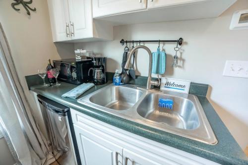 Fancy Flounder في كارولينا بيتش: مطبخ مع حوض وطاولة عمل