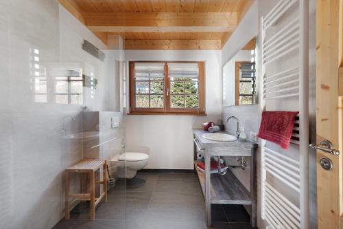 Bilik mandi di Ferienwohnung Glasbläser