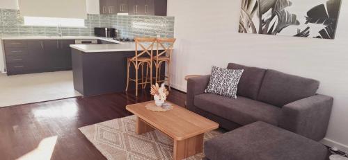 Η κουζίνα ή μικρή κουζίνα στο Beachside Homely Flat in Rockingham - Hosted by Canstay