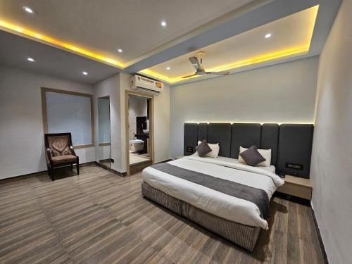 Ένα ή περισσότερα κρεβάτια σε δωμάτιο στο Hotel MK Vivanta