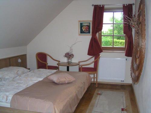 1 dormitorio con cama, mesa y ventana en Apartment 53 Zvíkovské Podhradí, en Zvíkovské Podhradí