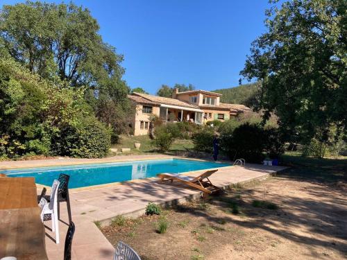 une maison avec une piscine devant une maison dans l'établissement Villa La Perla, a true gem near Sainte-Maxime!, au Muy