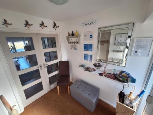 Gambar di galeri bagi By the sea, home from home sleeps 6 di Milford on Sea
