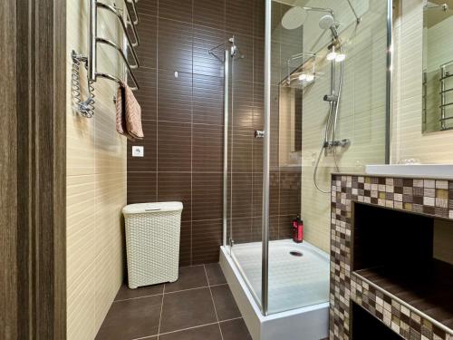 un bagno con doccia, WC e lavandino di ApartPoltava УНІКАЛЬНІ апартаменти у ЦЕНТРІ з видом на театр Гоголя SOUL TOUCH a Poltava
