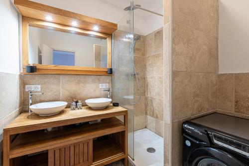 une salle de bain avec deux lavabos et une douche dans l'établissement Chez Daniela - à 10min à pied du port dAjaccio, à Ajaccio