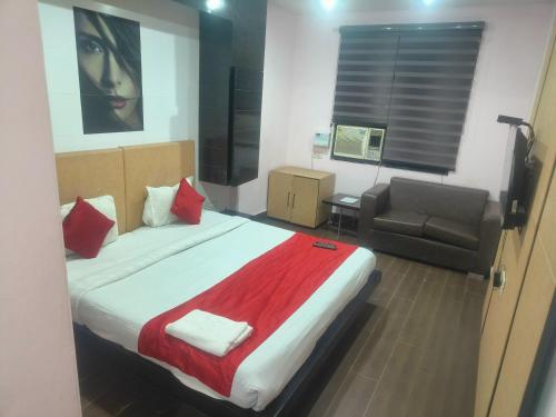 Postel nebo postele na pokoji v ubytování Hotel Good Palace Karol Bagh