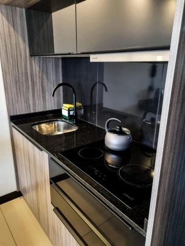 a kitchen with a stove top and a sink at Dpto de Lujo - Vista - Piscina - CoWork en Equipe in El Pary