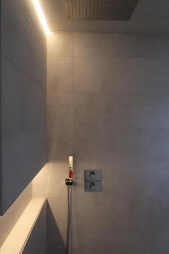 a bathroom with a candle on a wall at 1 bedroom modern en-suite apartment Nine Elms in London