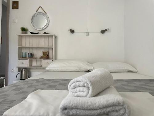 Cama ou camas em um quarto em Cristi Rooms