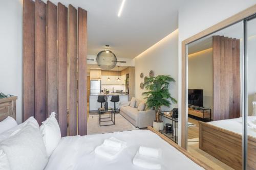Smartly Designed Studio in JVC tesisinde bir odada yatak veya yataklar