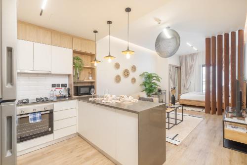 Smartly Designed Studio in JVC tesisinde mutfak veya mini mutfak