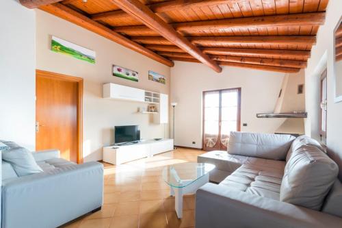 un soggiorno con un divano e un tavolo di Villa Greta a Lenno