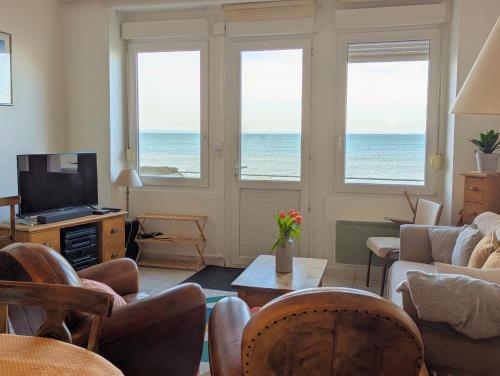 un salon avec vue sur l'océan dans l'établissement Maison Ty Bihan face à la plage de Pleneuf, à Pléneuf-Val-André