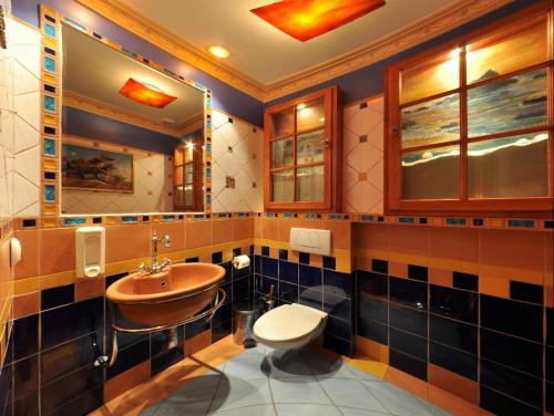 ein Badezimmer mit Waschbecken und Toilette in der Unterkunft Willa Amor in Krynica Morska