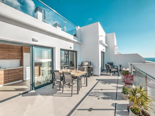 Luxurious townhouse with view, 3 terraces and pool