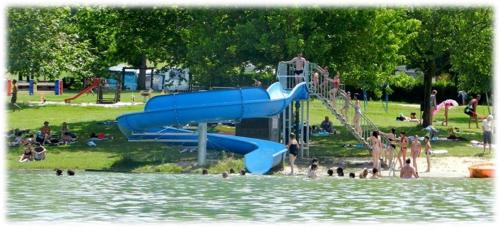 un groupe de personnes jouant dans un parc aquatique dans l'établissement MOBILHOME CLIMATISÉ 3 ch LAC DE LOUGRATTE, à Lougratte