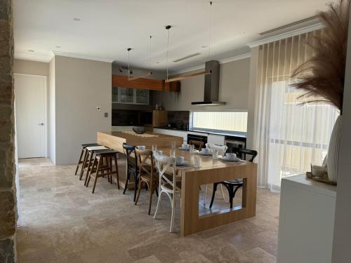 Kuchyň nebo kuchyňský kout v ubytování Alkimos Beach Luxury Home