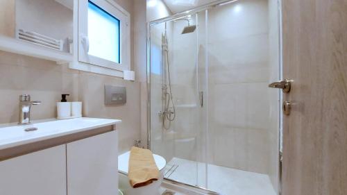 A modern and bright apartment in Kolonaki