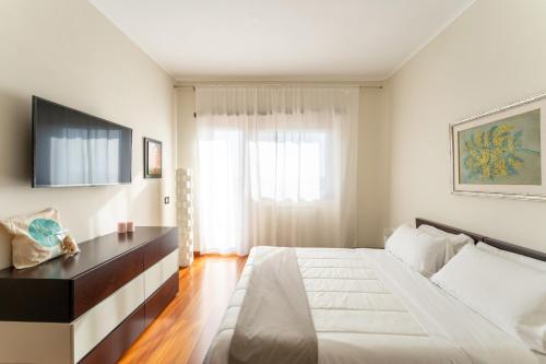 Una cama o camas en una habitación de Cielo Suite, Panoramic Apt View with Jacuzzi