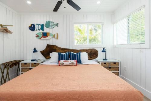 Postel nebo postele na pokoji v ubytování Hidden Gem Duplex in Heart of Islamorada Sleeps 8