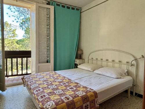 une chambre avec un lit et une grande fenêtre dans l'établissement **Appartement 2 pièces à 100m de la plage avec balcon et parking - Argelès-sur-Mer** - FR-1-225-68, à Argelès-sur-Mer