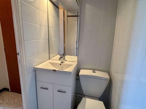 une salle de bain avec toilettes, lavabo et miroir dans l'établissement **Appartement 2 pièces à 100m de la plage avec balcon et parking - Argelès-sur-Mer** - FR-1-225-68, à Argelès-sur-Mer