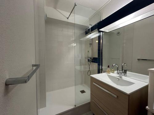 une salle de bain avec une douche et un lavabo et une douche dans l'établissement T2 cabine 4 pers. près plage, parking, vue port - Argelès - FR-1-388-90, à Argelès-sur-Mer