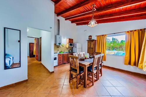 eine Küche und ein Esszimmer mit Tisch und Stühlen in der Unterkunft La Querencia in Villa Carlos Paz