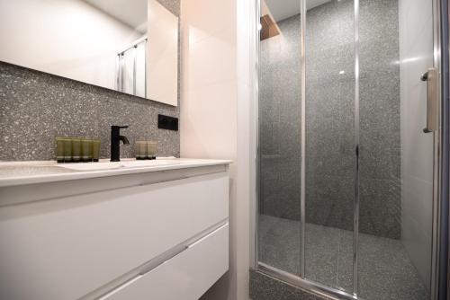 une salle de bain avec douche et lavabo dans l'établissement CIA - Grenelle Residence, à Paris