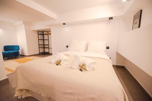 - une chambre avec un lit, des serviettes et une chaise bleue dans l'établissement CIA - Grenelle Residence, à Paris