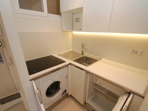 une petite cuisine avec un évier et une machine à laver dans l'établissement Studio moderne avec balcon, climatisation et WiFi - FR-1-196-214, à Menton