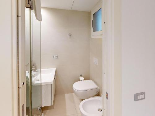 une salle de bain blanche avec des toilettes et un lavabo dans l'établissement Studio moderne avec balcon, climatisation et WiFi - FR-1-196-214, à Menton