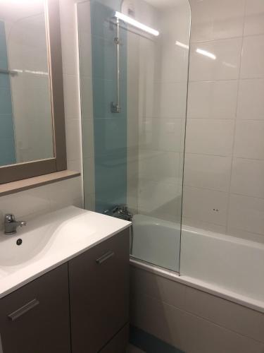 une salle de bain avec un lavabo et une douche en verre dans l'établissement A Gassin, résidence les jonquières 68, à Gassin