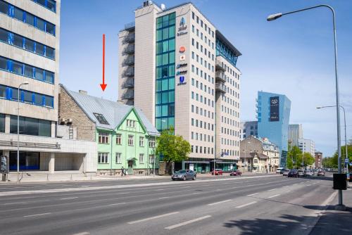 eine leere Straße in einer Stadt mit hohen Gebäuden in der Unterkunft Green Residence in Tallinn