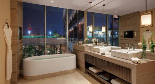 Een badkamer bij Kempinski Hotel Gold Coast City