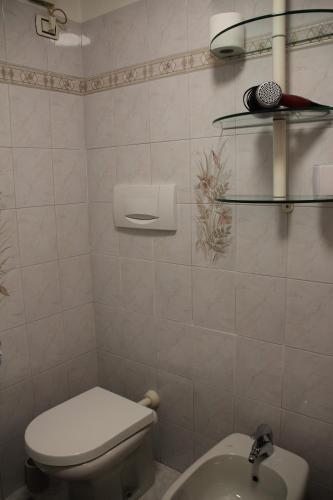 Ένα μπάνιο στο APPARTAMENTO MIRTA