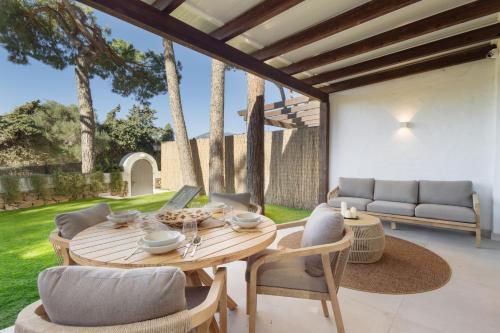 Modern first floor apartment, with private terrace garden and barbecue, in first line of Aloha Golf, in Nueva Andalucía