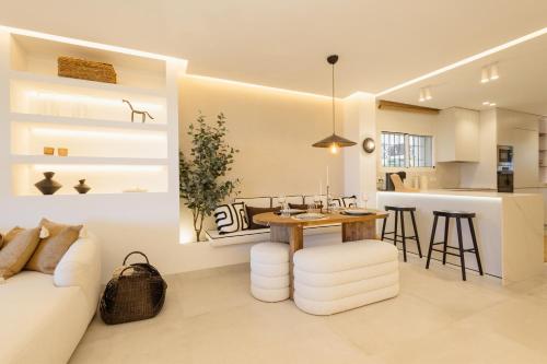 Modern first floor apartment, with private terrace garden and barbecue, in first line of Aloha Golf, in Nueva Andalucía