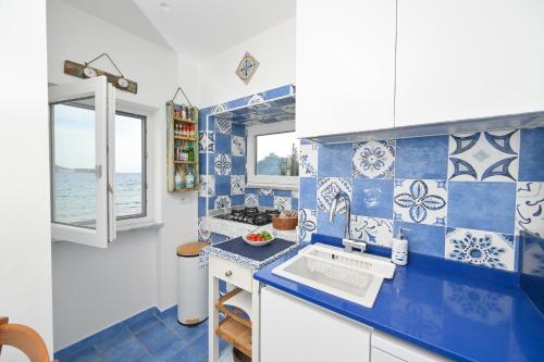 Kuchyň nebo kuchyňský kout v ubytování Beach House Ischia
