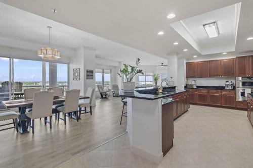 Dapur atau dapur kecil di New Penthouse 4 Bedroom Gulf and Harbor Views