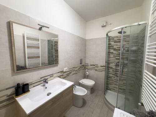 a bathroom with a sink and a toilet and a shower at Appartamento Dolce dimora nel centro storico in Grosseto