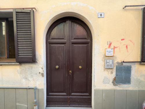 a brown door on the side of a building at Appartamento Dolce dimora nel centro storico in Grosseto