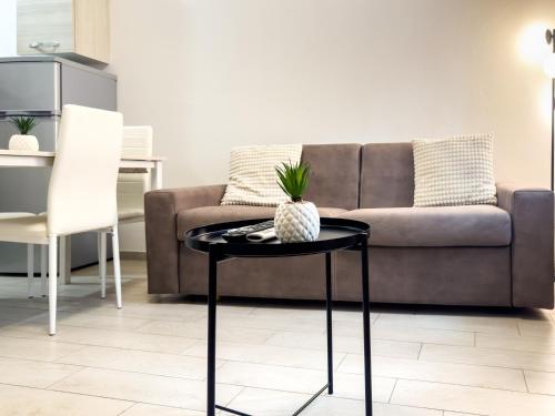 a living room with a couch and a table with a pineapple on it at Appartamento Dolce dimora nel centro storico in Grosseto