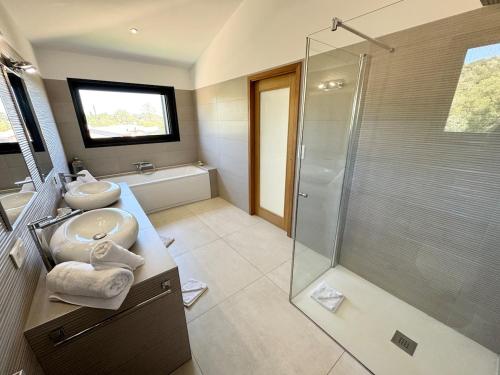 une salle de bain avec une douche en verre et un lavabo dans l'établissement Villa - Porto-Vecchio - Piscine privée, à Porto-Vecchio